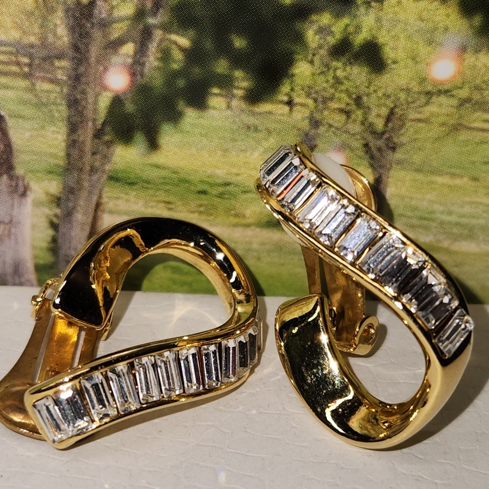 #2458, SIGNED SWAN, SWAROVSKI CRYSTAL BAGUETTE STONE, CLIP EARRINGS, 1"IN IN LEN